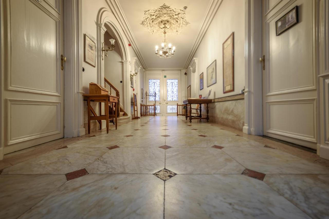 Отель Talbot House Поперинге Экстерьер фото